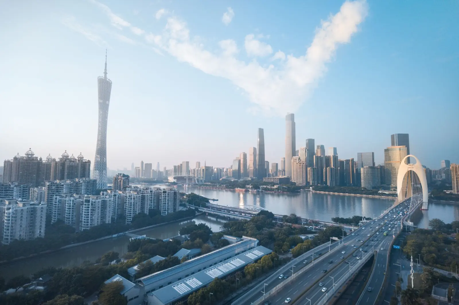 运动鞋与休闲帽搭配方案：提升日常出行时尚感的设计解析