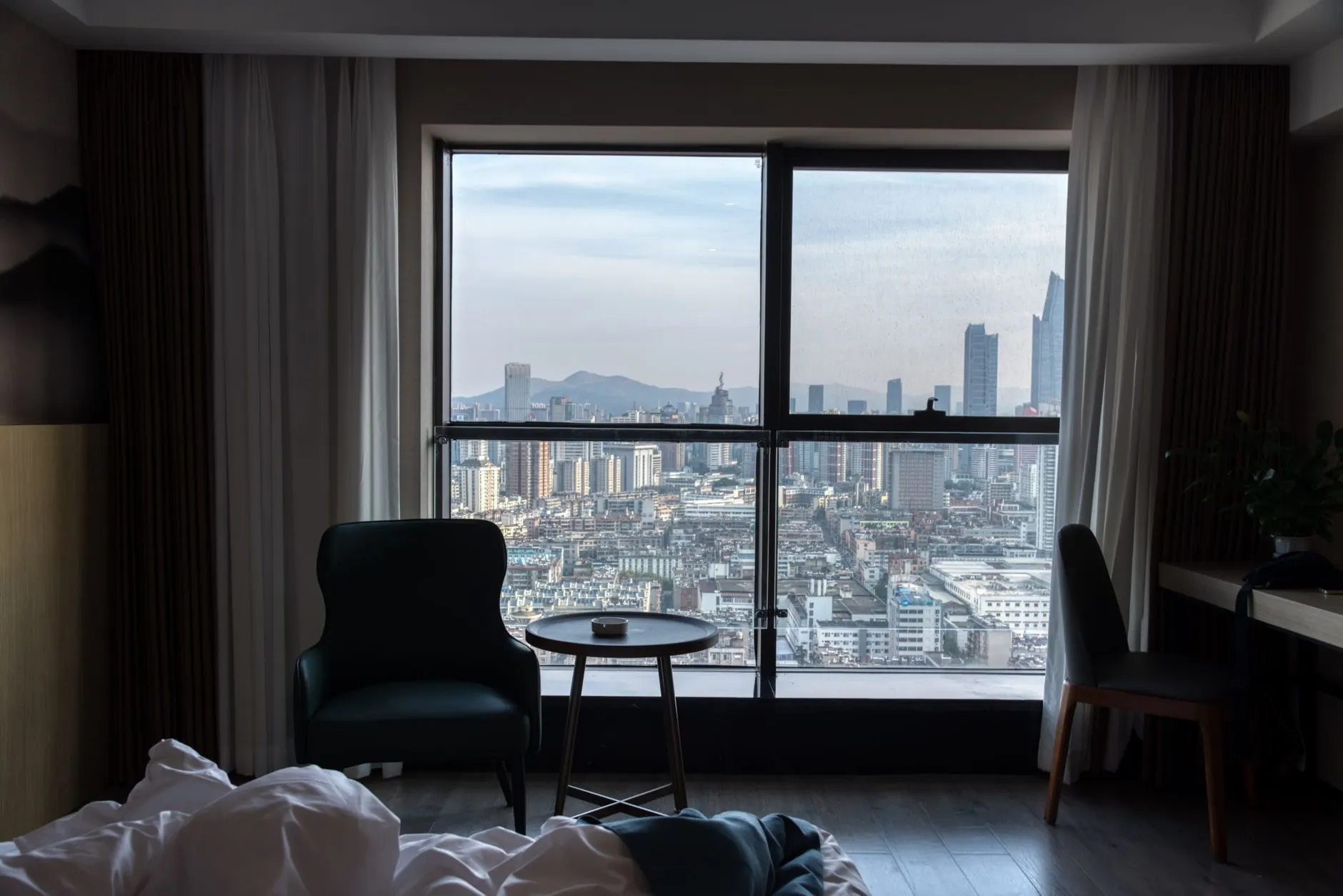 重庆年轻人运动鞋选购指南：从鞋帽零售趋势看潮流穿搭新方向