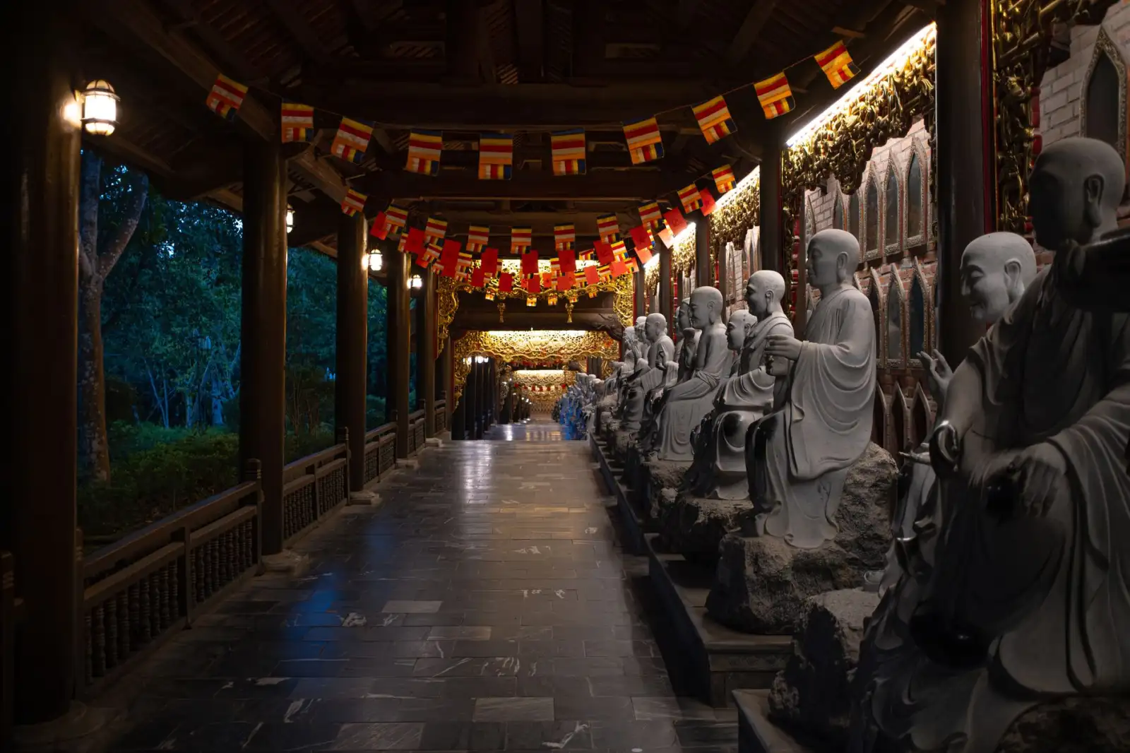 重庆年轻人运动鞋选购指南：从鞋帽零售趋势看潮流穿搭新方向