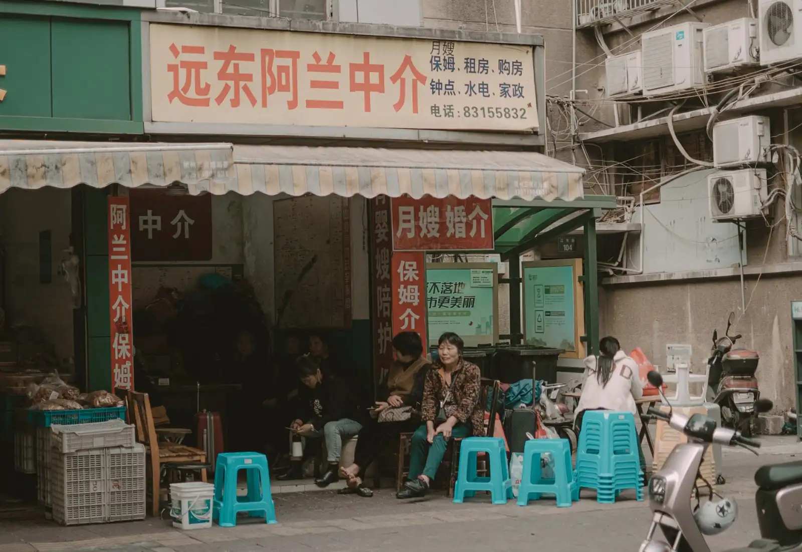运动鞋与休闲帽搭配指南：重庆年轻群体日常出行的鞋帽零售选择
