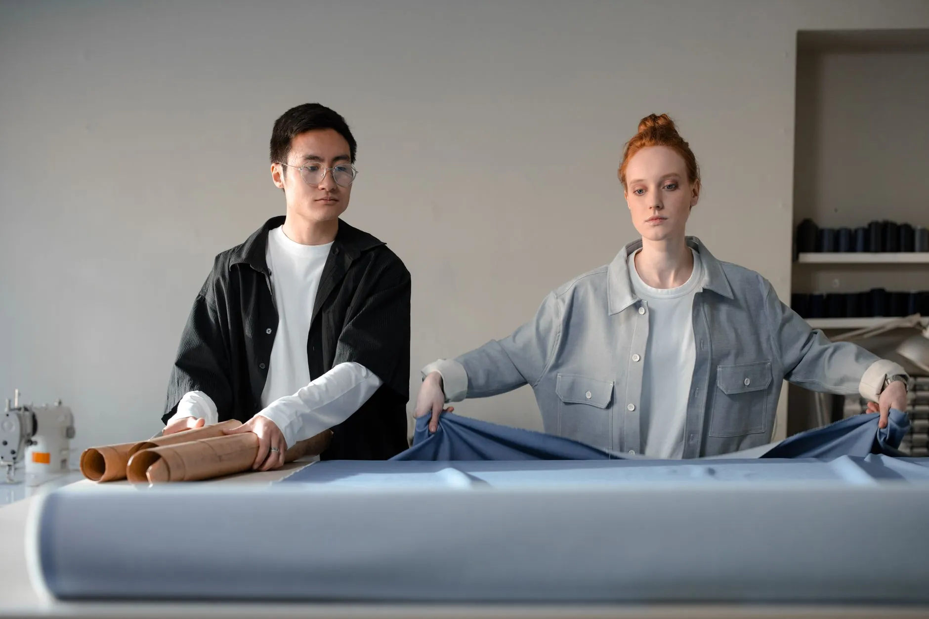 千娱音服装店运动鞋与休闲鞋材质对比：舒适性与时尚性解析