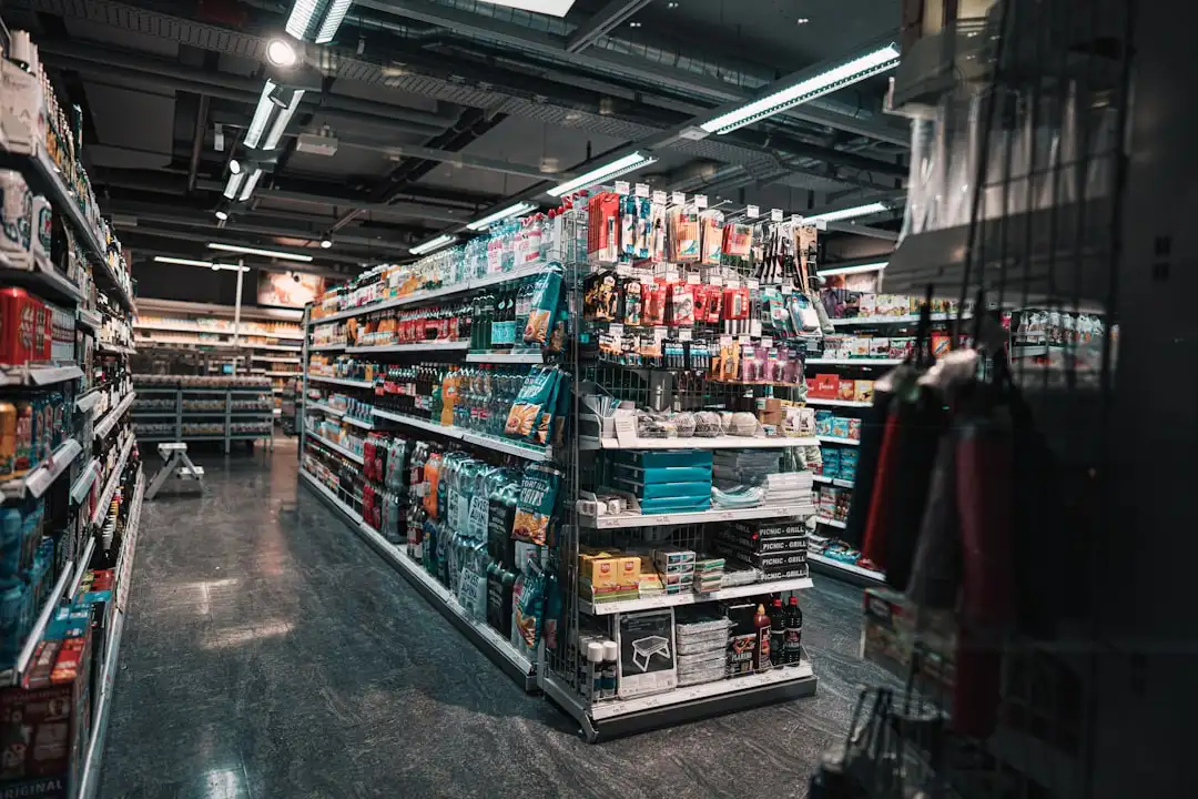 渝中区千娱音服装店2024夏季运动鞋与休闲帽潮流搭配指南