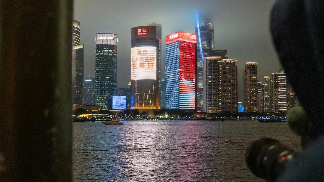 运动鞋与休闲帽搭配方案：提升日常出行时尚感的设计解析