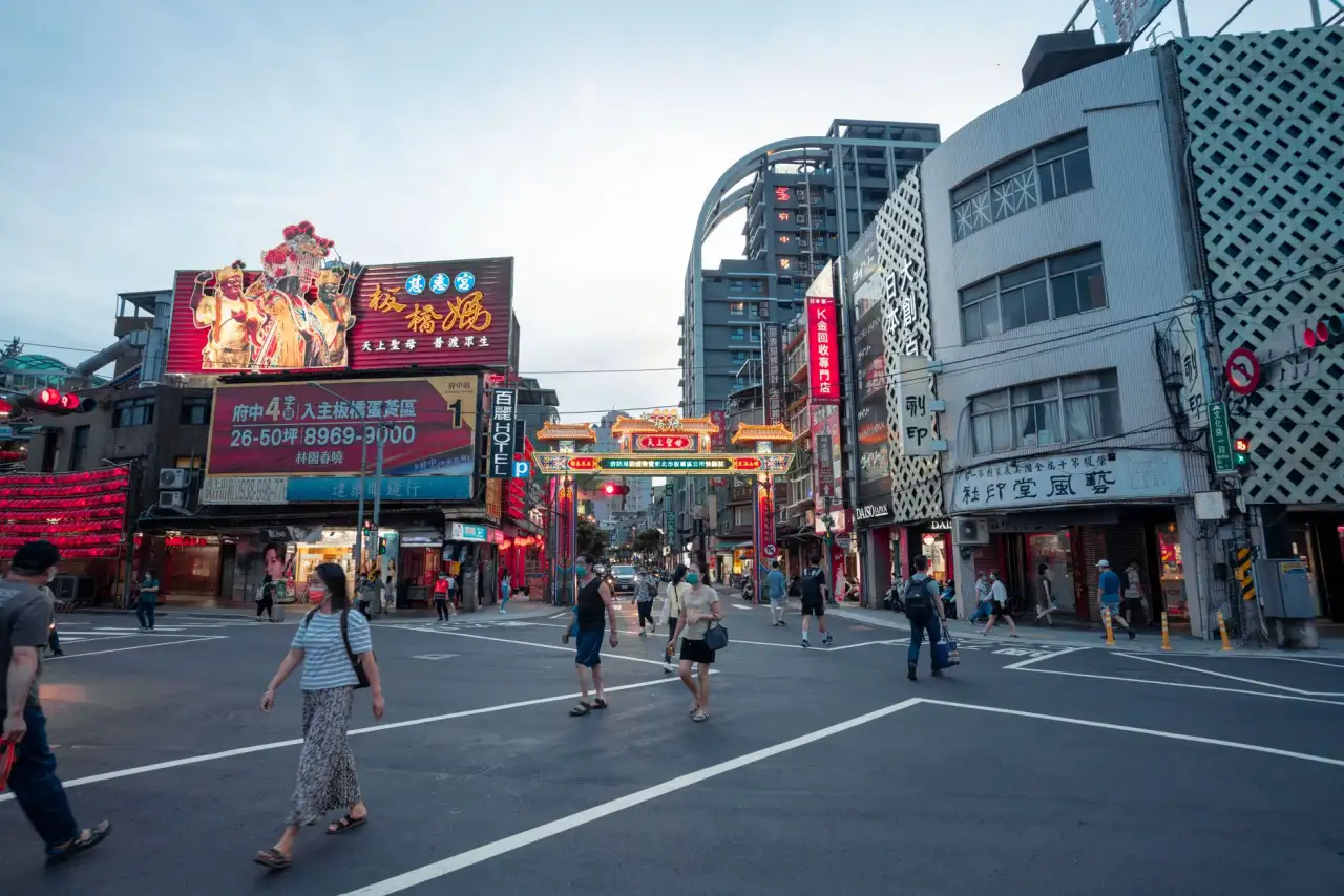 千娱音服装店运动鞋缓震技术优势及日常穿搭方案解析