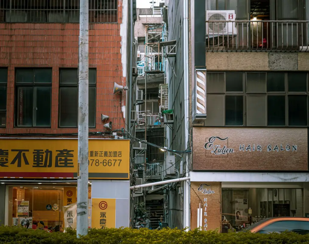 渝中区千娱音服装店2024夏季运动鞋与休闲帽潮流搭配指南