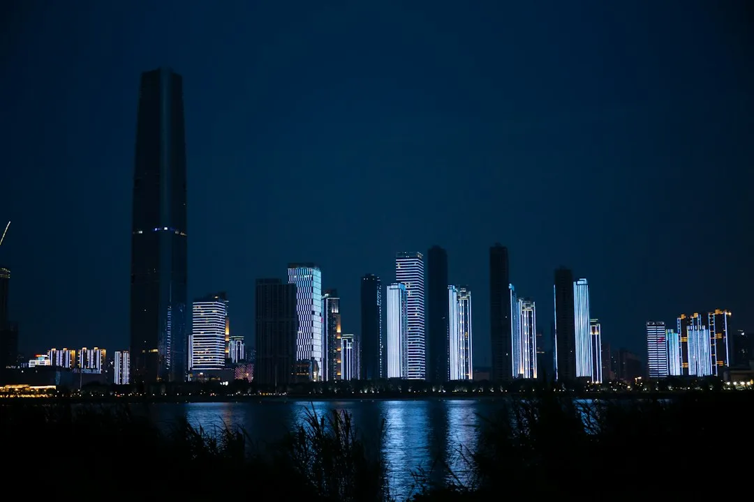 运动鞋中底缓震技术对比：EVA与TPU发泡材质的性能差异及应用场景