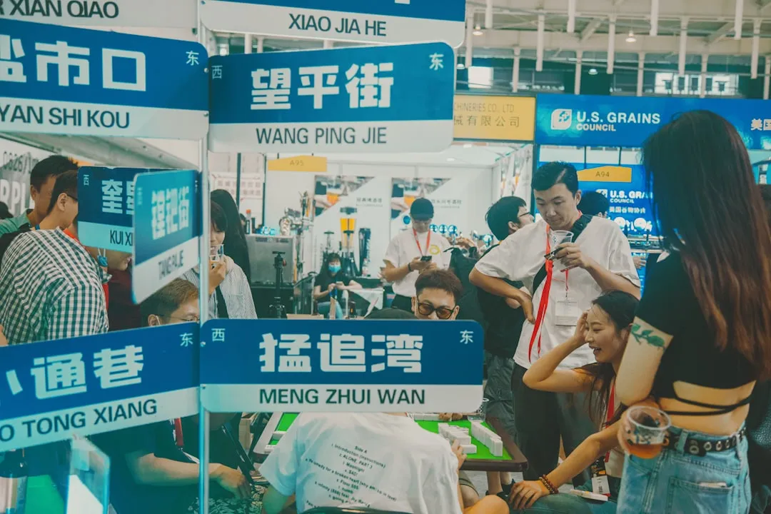 渝中区千娱音服装店运动鞋与休闲帽材质工艺对比解析