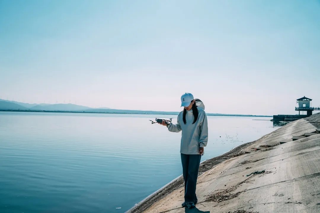运动鞋与休闲帽搭配指南：重庆年轻人日常出行的潮流选择